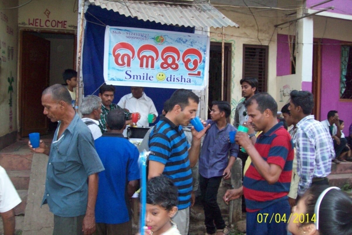 Volunteers distributing drinking water at the jalachhatra camp