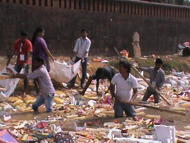 Community members taking part in the Bindu Sagar safai programme